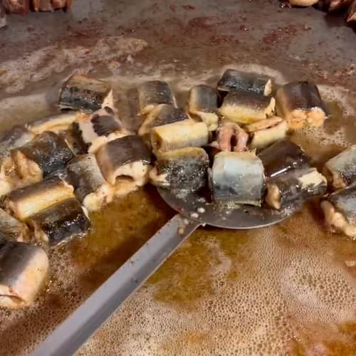 Mettez de côté la viande et marquez l'anguille Mettez de côté la viande et marquez l'anguille