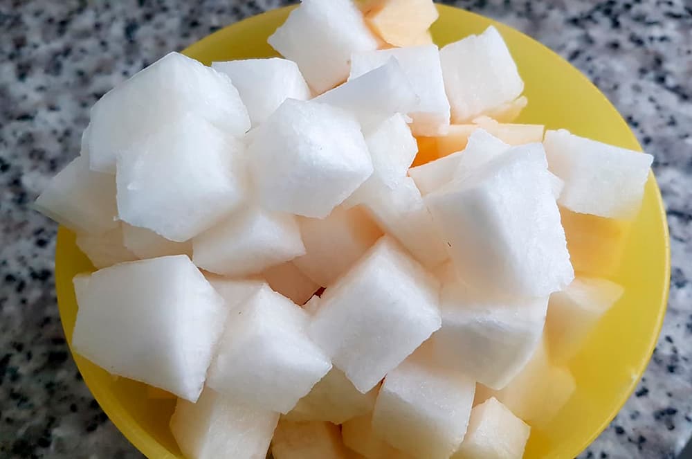 1.- Nettoyer, éplucher et couper les légumes