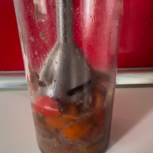 2.- Couper et écraser les tomates