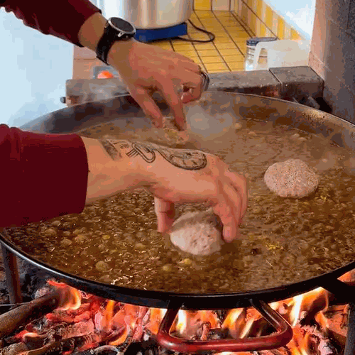 6.- Ajoutez les calamars et mélangez