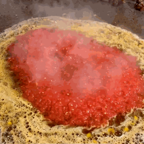 Ajoutez la viande hachée, le paprika et la tomate Ajoutez la viande hachée, le paprika et la tomate