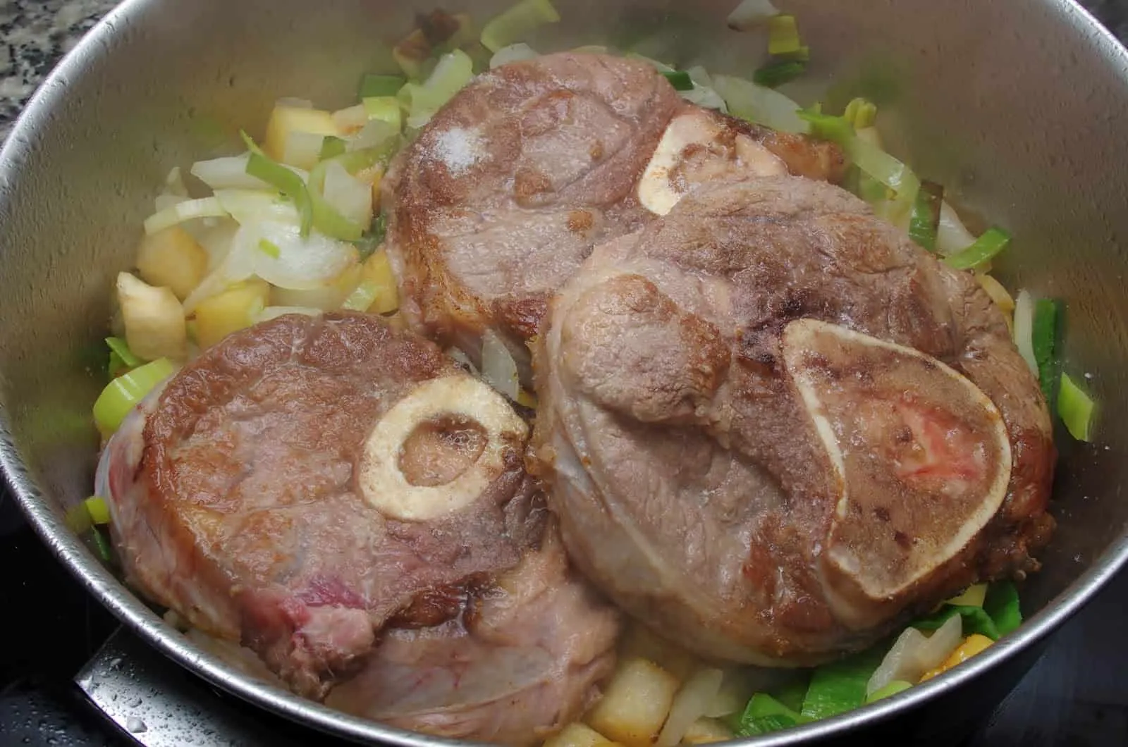 5.- Remettez l'ossobuco dans la casserole