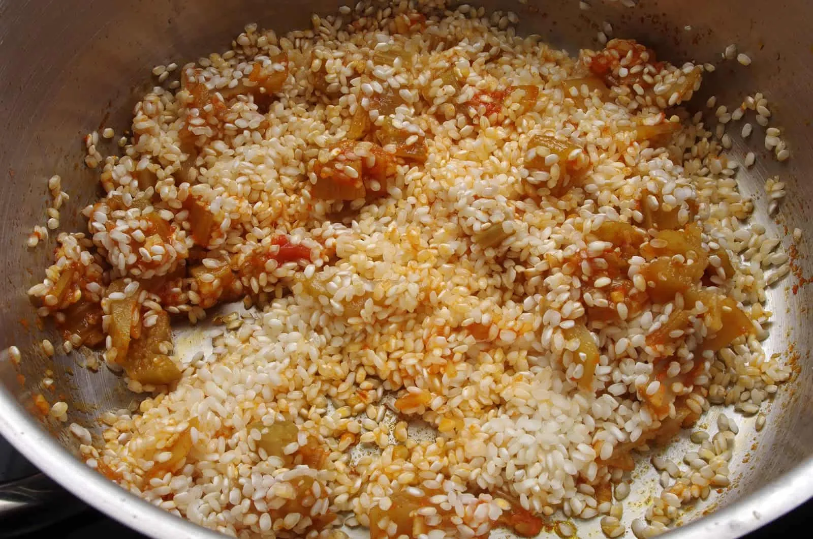 7.- Faire revenir l'ail, le paprika et la tomate