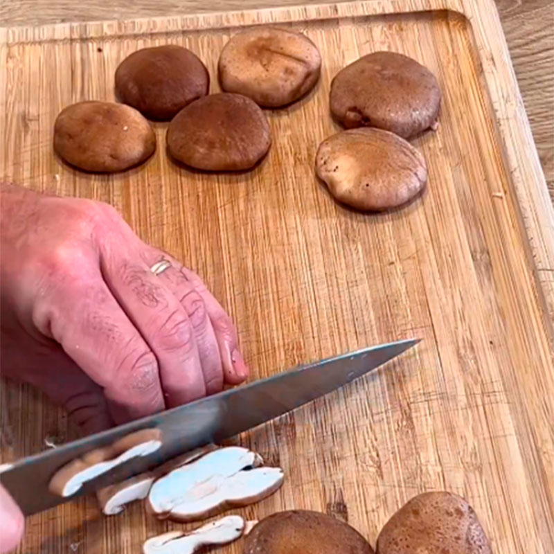 4.- Couper les champignons 4.- Couper les champignons