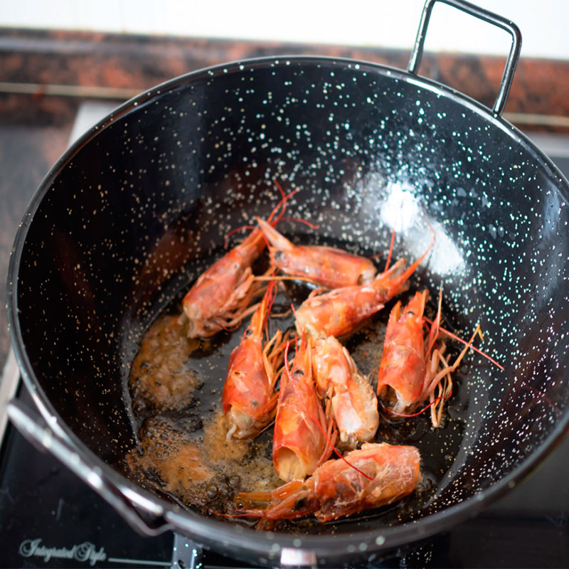 2.- Frire les têtes de crevettes