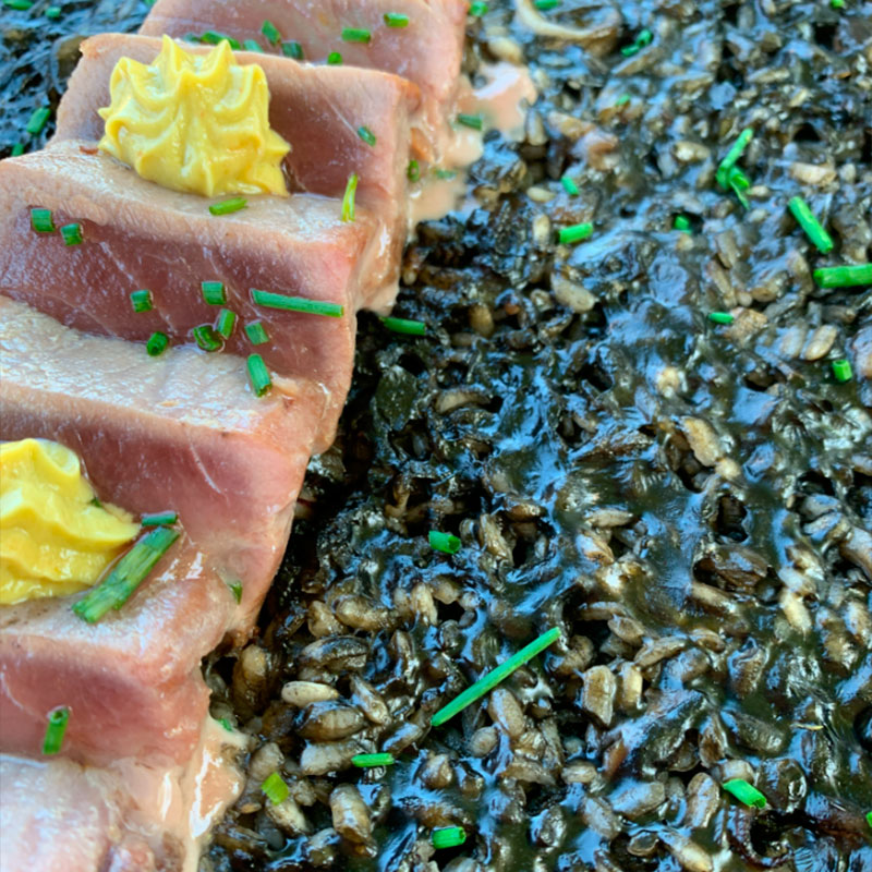 Recette de @cris_riceandmeal : Riz au calmar noir et tataky de thon avec mayonnaise épicée à l'avocat.