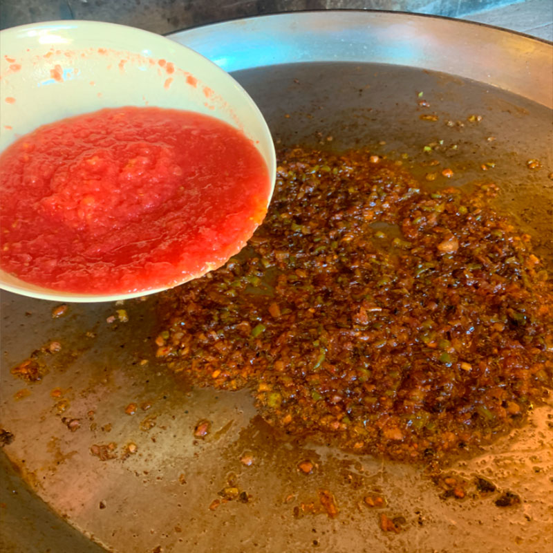 5.- Faire revenir la tomate avec le paprika