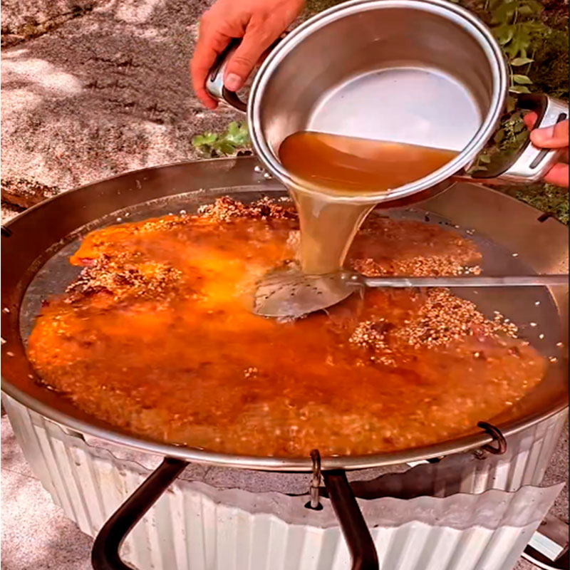 7.- Ajouter le bouillon et cuire