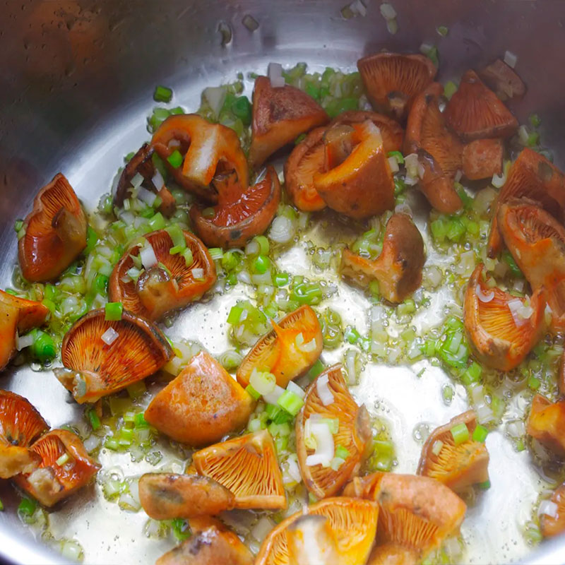 7.- Faire revenir les champignons et les pousses d’ail.