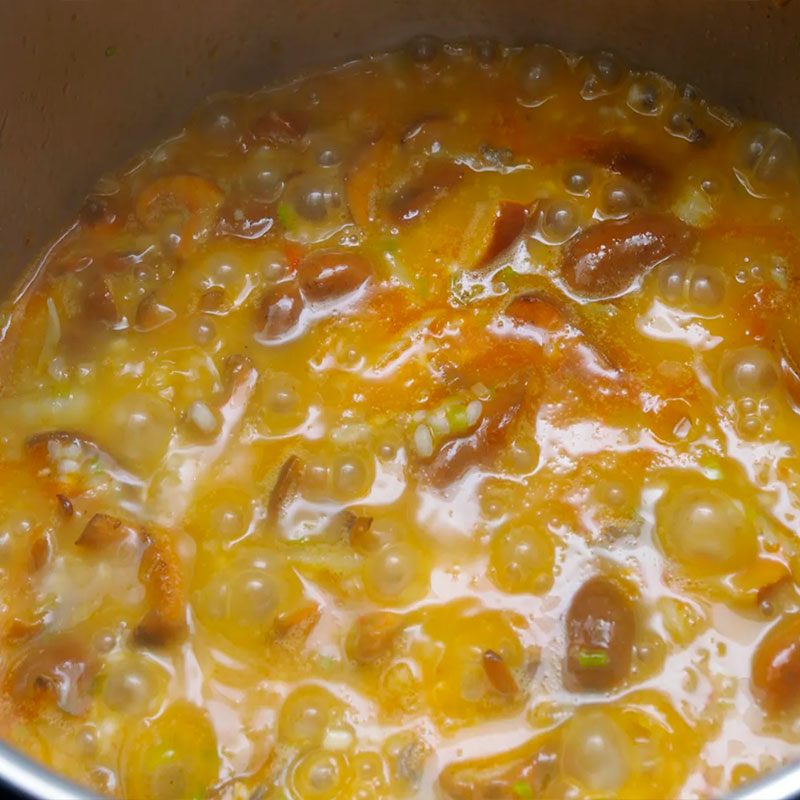 9.- Nous cuisinons dans le bouillon de poisson