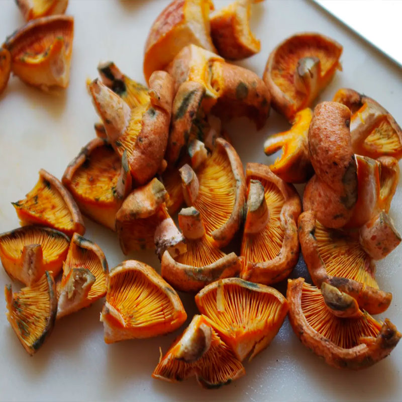 11.- Hachez les champignons et faites-les revenir.