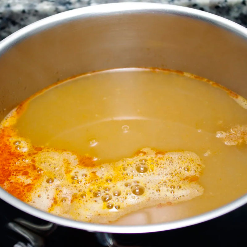 1.- Nous préparons le bouillon de poisson