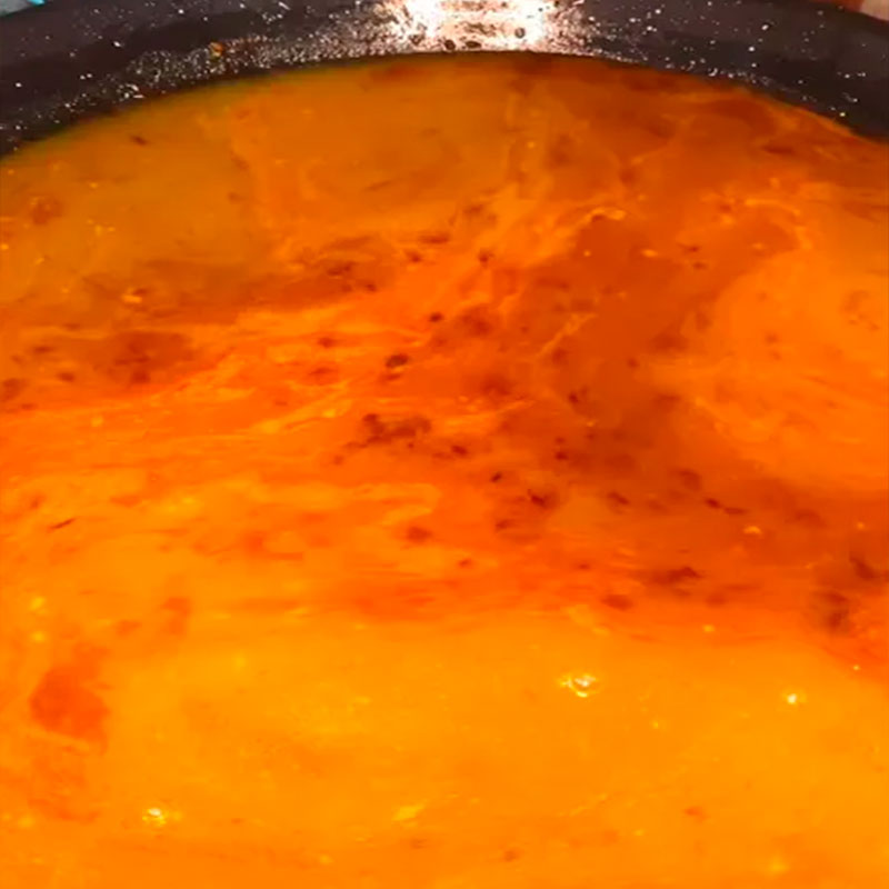 5.- Ajouter le bouillon et l'infusion de safran