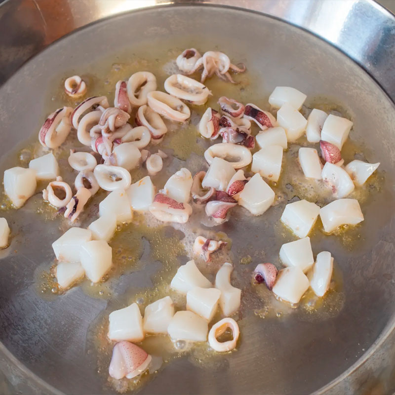 1.- Faire sauter les fruits de mer