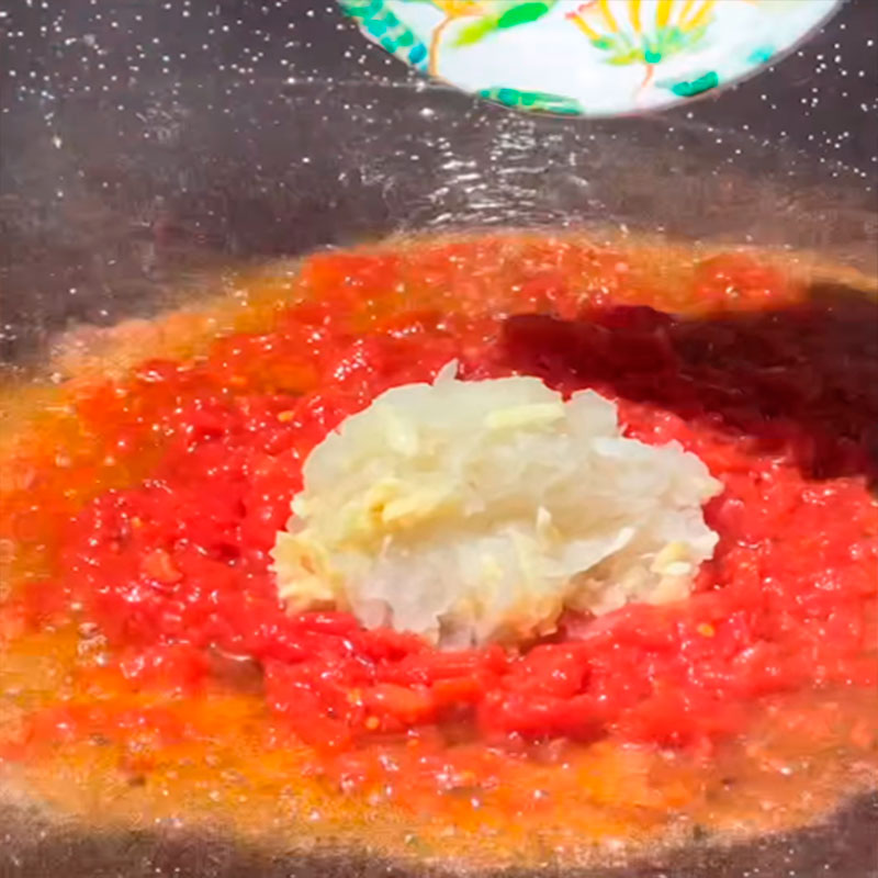 4.- Ajouter la tomate et le paprika.