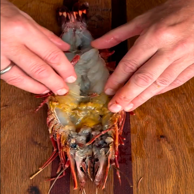 1.- Nous ouvrons les crevettes