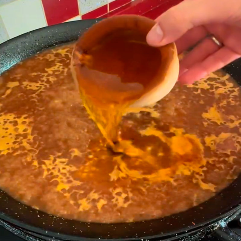 5.- Ajoutez le bouillon et l'infusion de safran et faites cuire le riz.