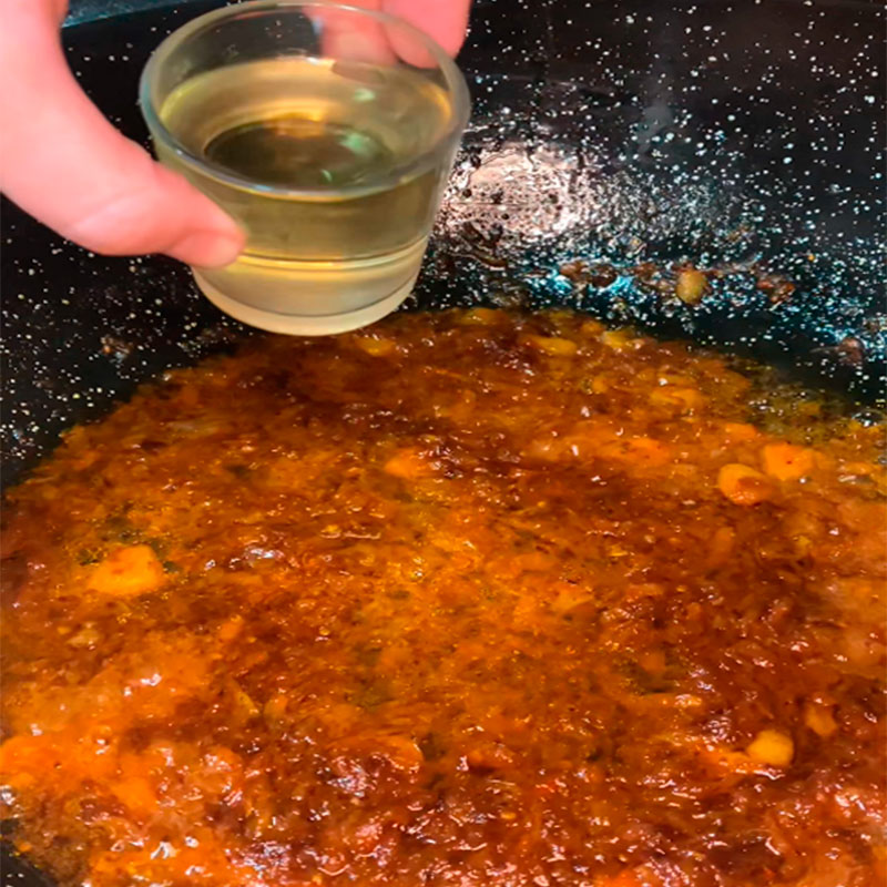 3.- Faire griller le paprika et évaporer le vin