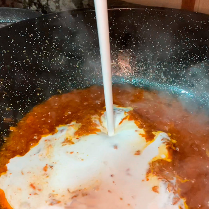 4.- Ajouter le bouillon, le lait de coco et l'infusion de safran