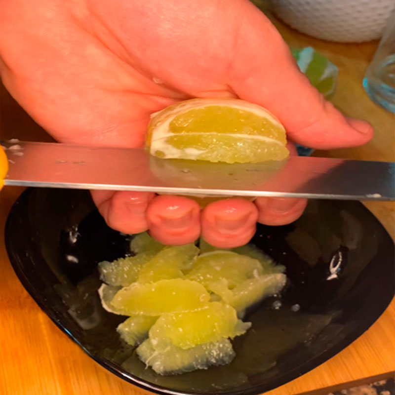 6.- Coupez le citron vert et préparez l'huile de paprika