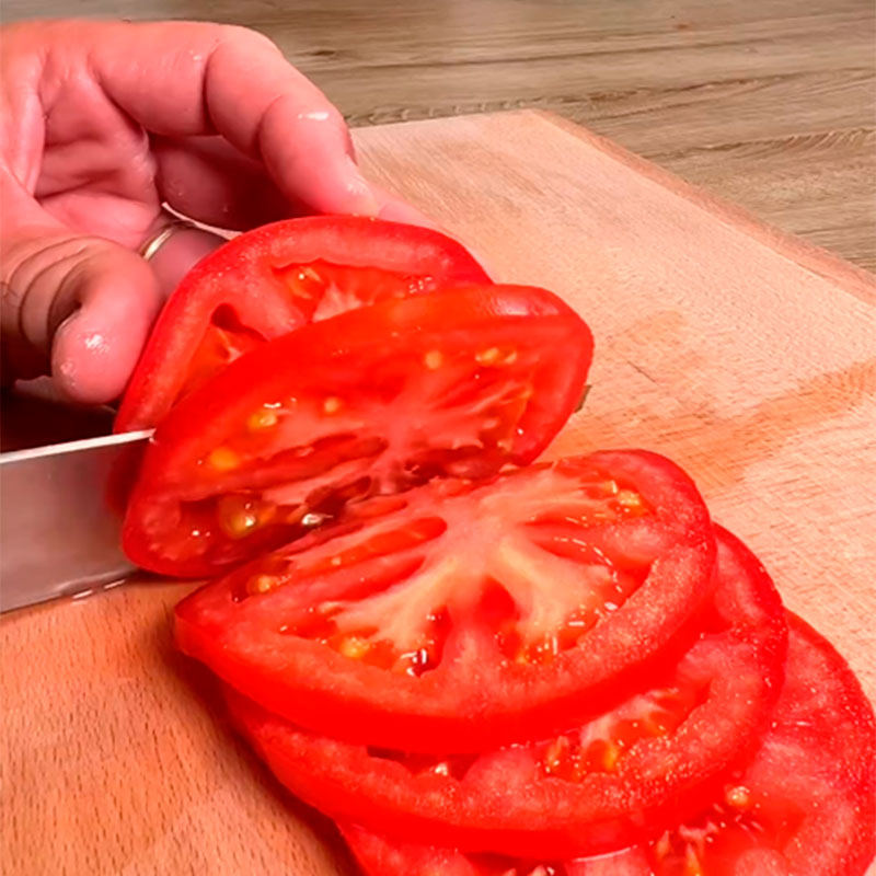 2.- Couper et faire frire la tomate