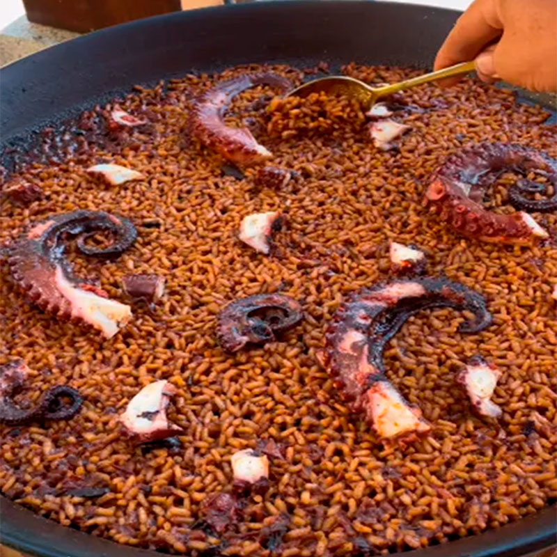 Recette de @cherenayuso : paella de poulpe, sobrasada et ail noir