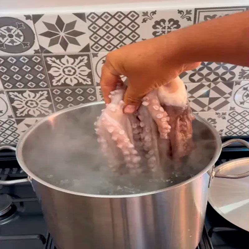 1.- Cuire le poulpe