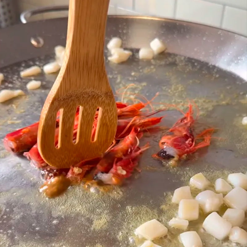 5.- On écrase les têtes de crevettes