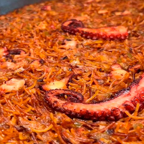 Recette de _comeydisfruta_ : Fideua de poulpe et de poireaux