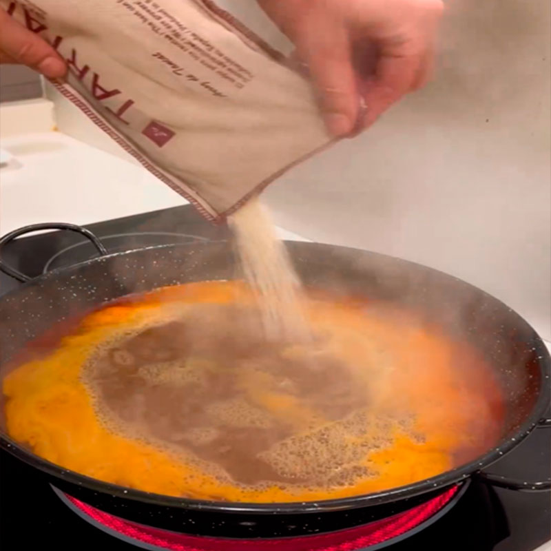 7.- Ajoutez le riz, la lotte et les crevettes et laissez cuire.