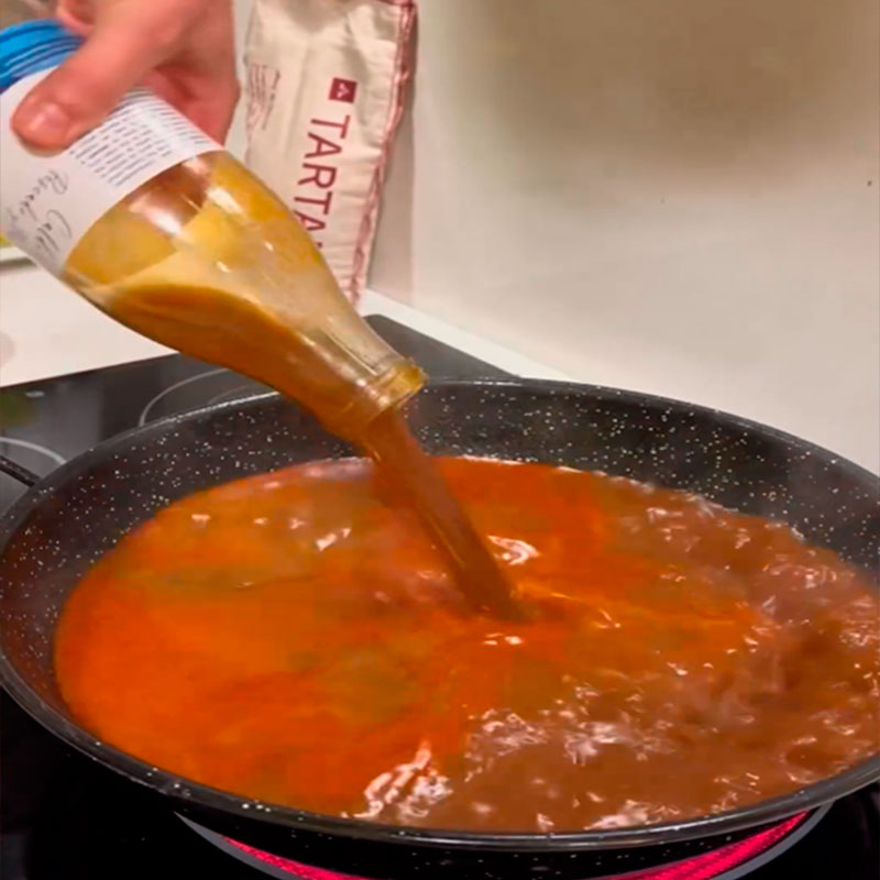 6.- Ajouter le fumet, l’infusion de safran et le jus de crevettes.