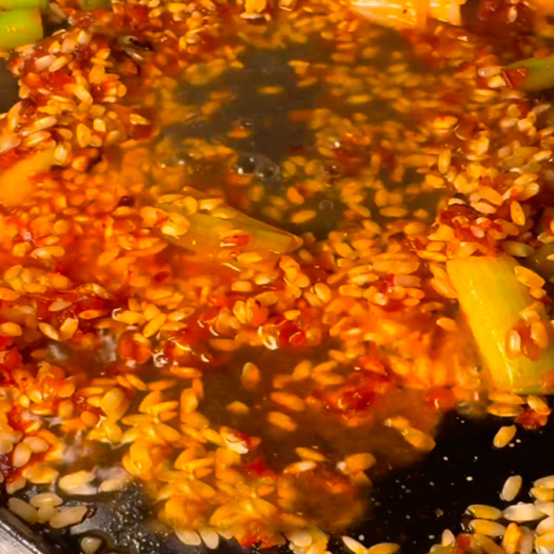 7.- Ajouter le bouillon et l'infusion de safran