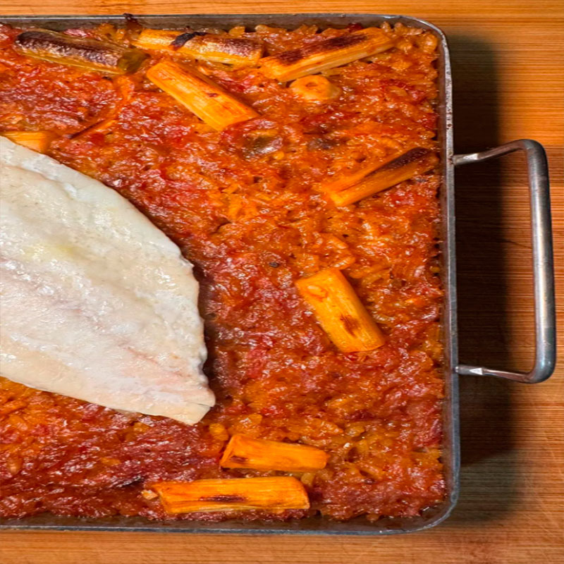 Recette de @vadearroces : Riz à la llauna au turbot et à l'ail tendre