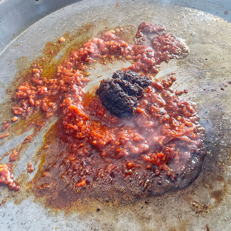 4.- Ajouter la tomate et faire revenir