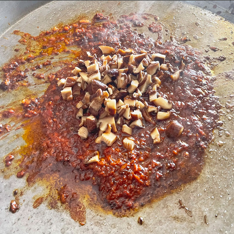 5.- Ajouter la sauce shiitake