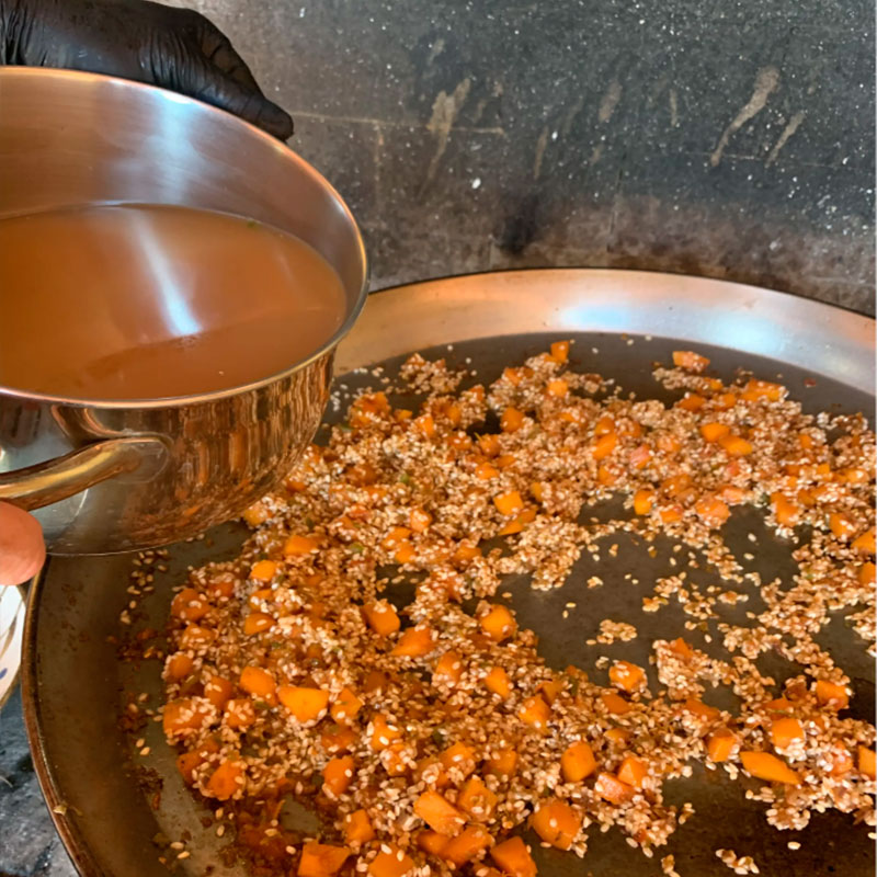 9.- Ajouter le bouillon et cuire