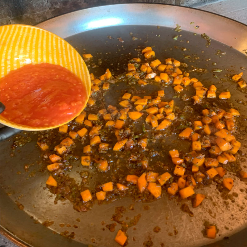 7.- Ajouter la tomate et le paprika