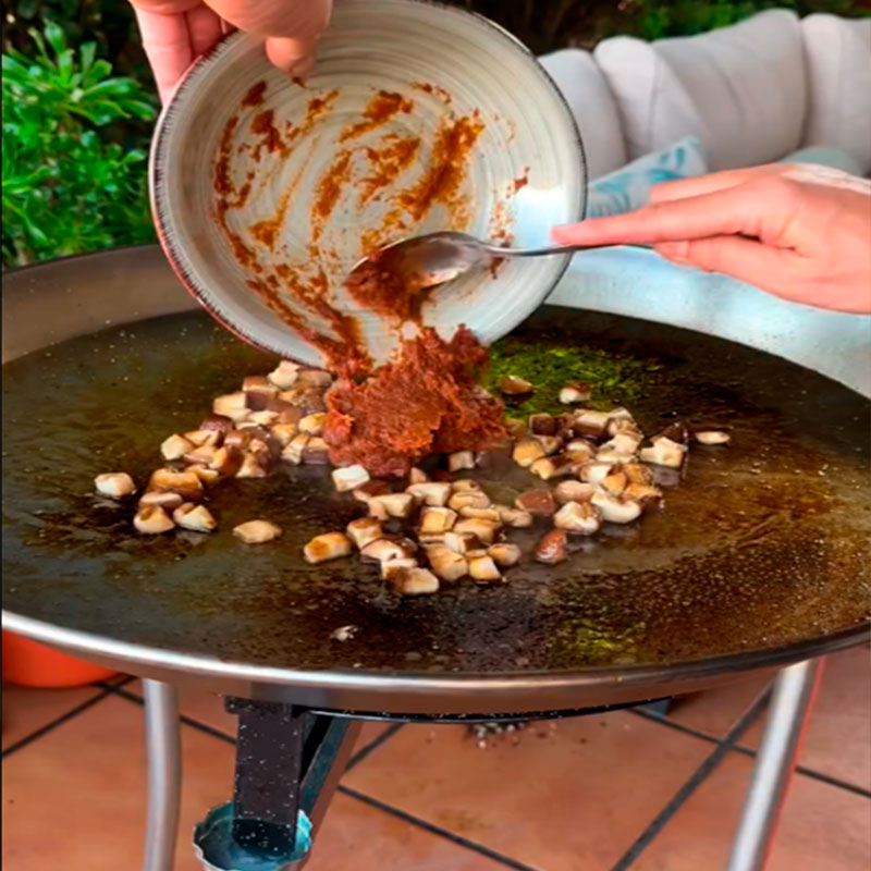 4.- Faire sauter les champignons avec le sofrito
