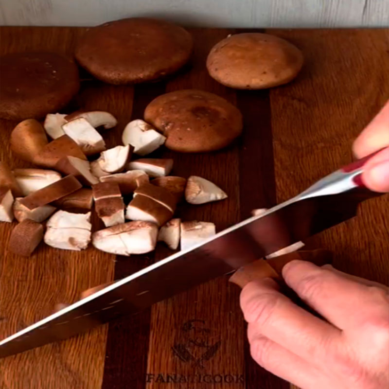 3.- Couper les champignons