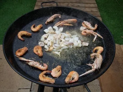 3.- Ajouter les fruits de mer pour les faire sauter.