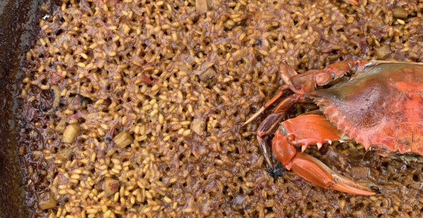 Recette de @cris_riceandmeal : riz au crabe bleu, seiche sale et oignon caramélisé au vermouth rouge