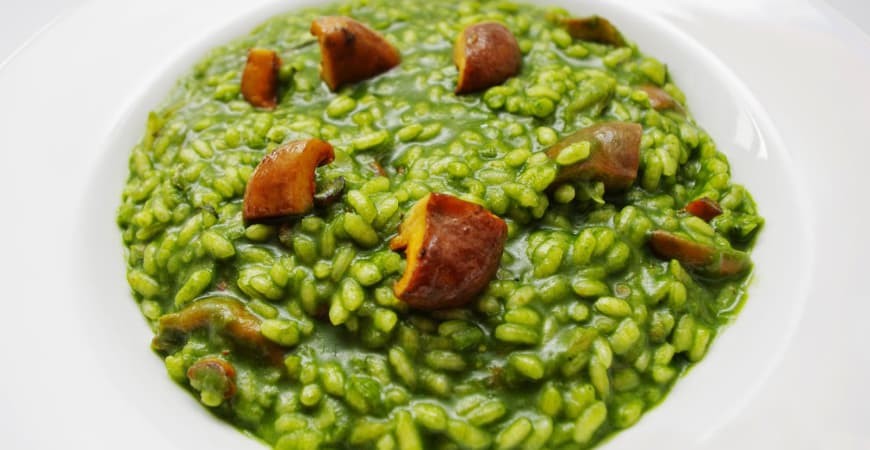 Recette de @ximo_carrion : riz aux capellanets cuits à la flamme, fond de ses épines, épinards liquéfiés et champignons
