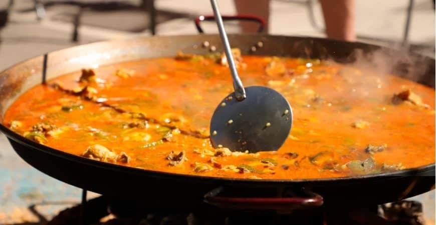 Comment l’altitude et le climat affectent-ils la cuisson de la paella ?