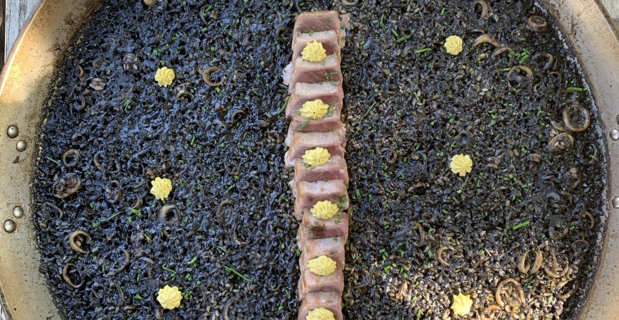 Recette de @cris_riceandmeal : Riz au calmar noir et tataky de thon avec mayonnaise épicée à l'avocat.