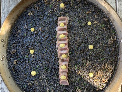 Recette de @cris_riceandmeal : Riz au calmar noir et tataky de thon avec mayonnaise épicée à l'avocat.