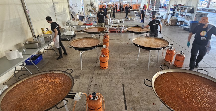 Paellas gigantes en la ayuda humanitaria