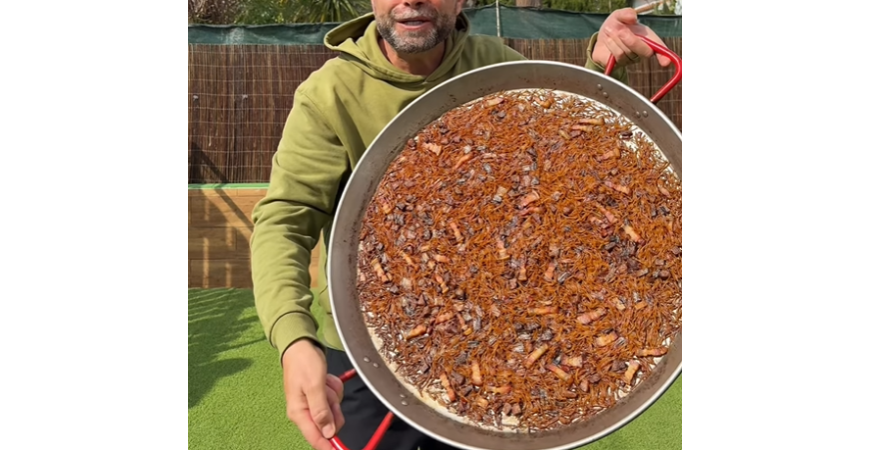 Receta de _comeydisfruta_: Fideuá de secreto, torrezno y ajos tiernos