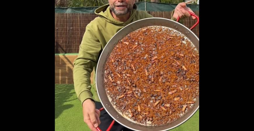 Recette de comeydisfruta : Fideuà de secreto (porc ibérique), torrezno et ail frais