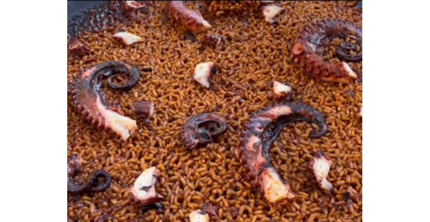 Recette de @cherenayuso : paella de poulpe, sobrasada et ail noir