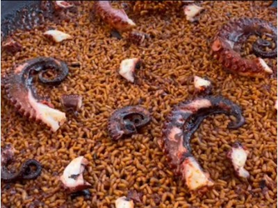 Recette de @cherenayuso : paella de poulpe, sobrasada et ail noir